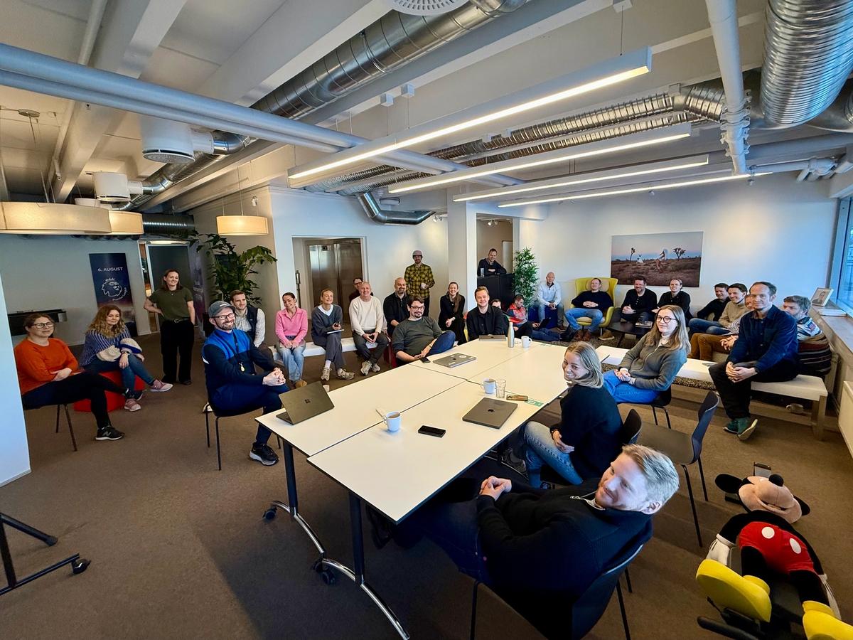 Mennesker i et stort møterom