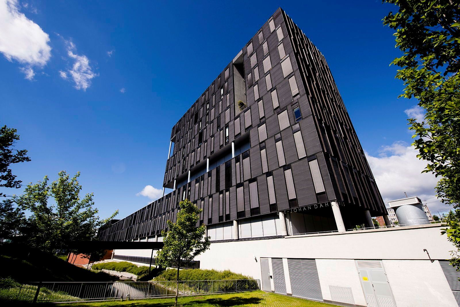 Ole-Johan Dahls hus, mørk høy bygning.