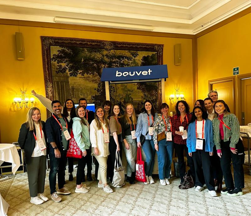 Bouvet ansatte står samlet ved Bouvet-stand på yggdrasil konferansen