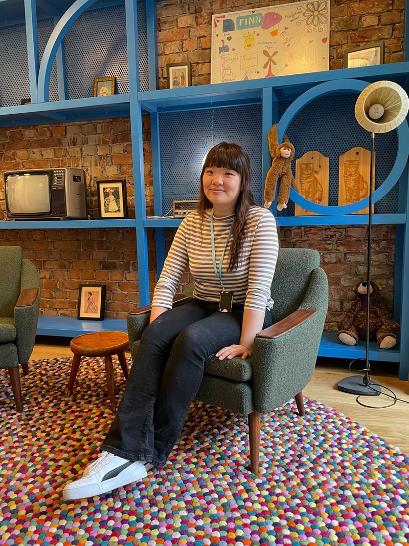 Kvinne på et kontor