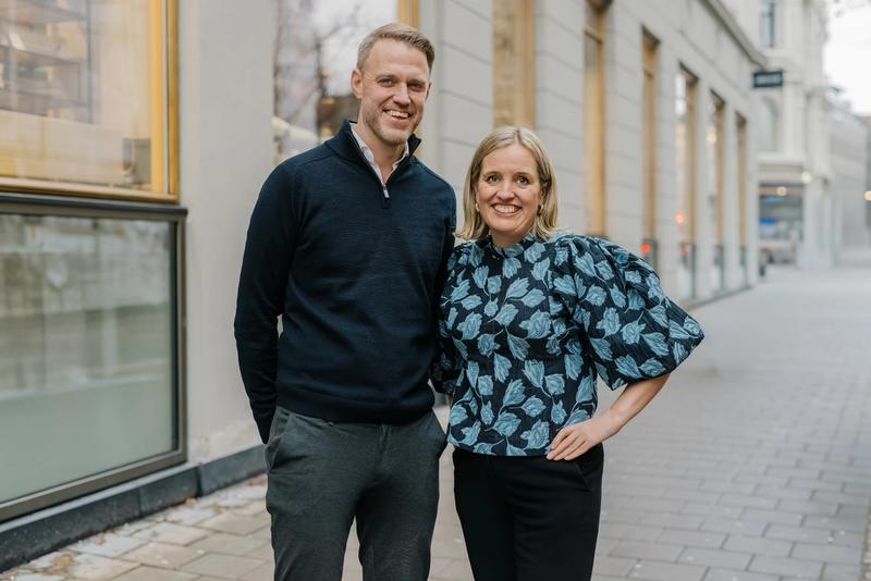 Mann og kvinne står ute på et fortau