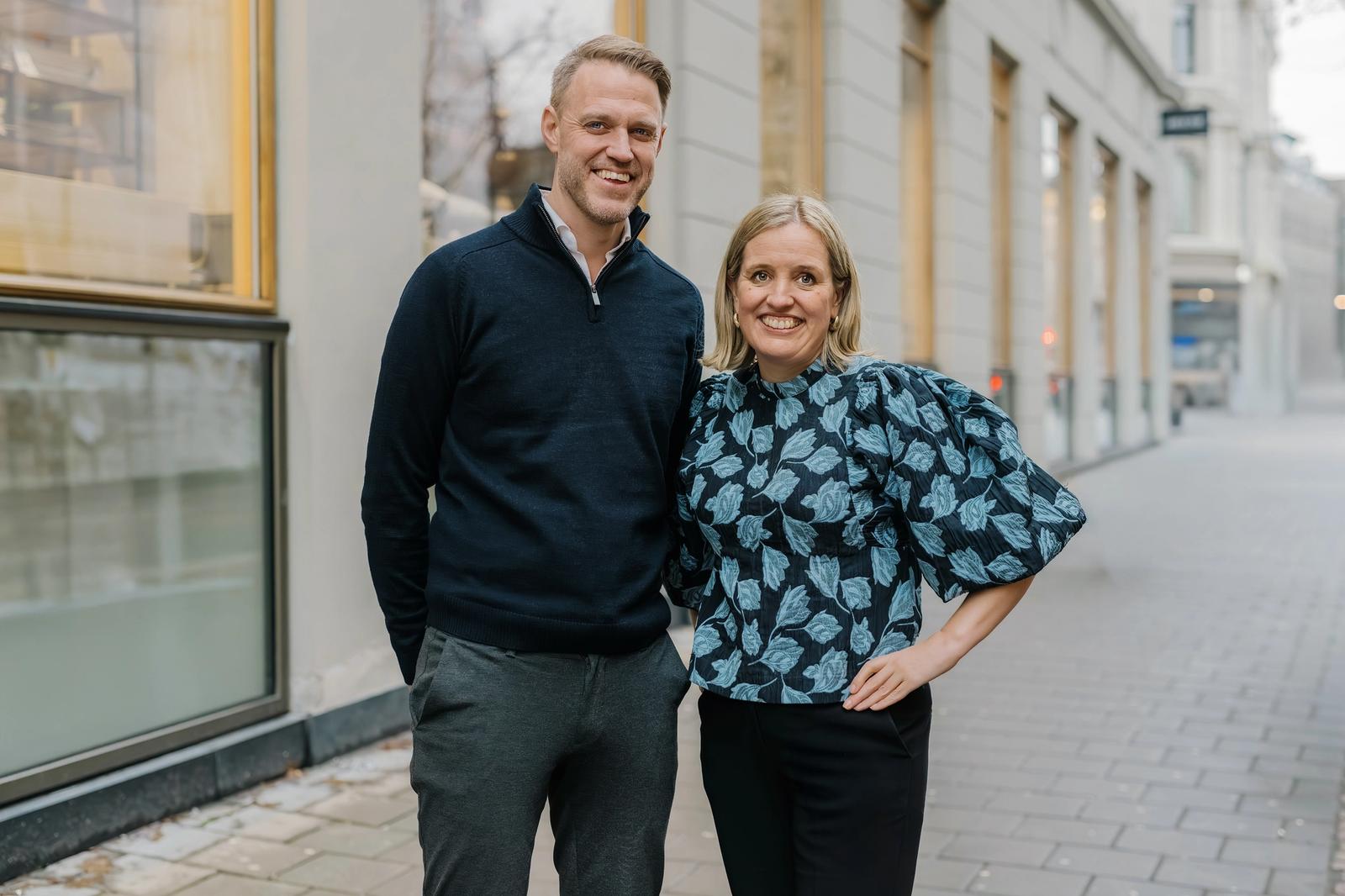 Mann og kvinne står ute på et fortau