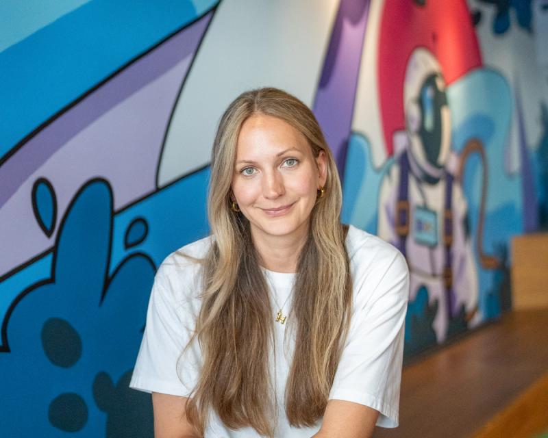 Kvinne med langt blondt hår