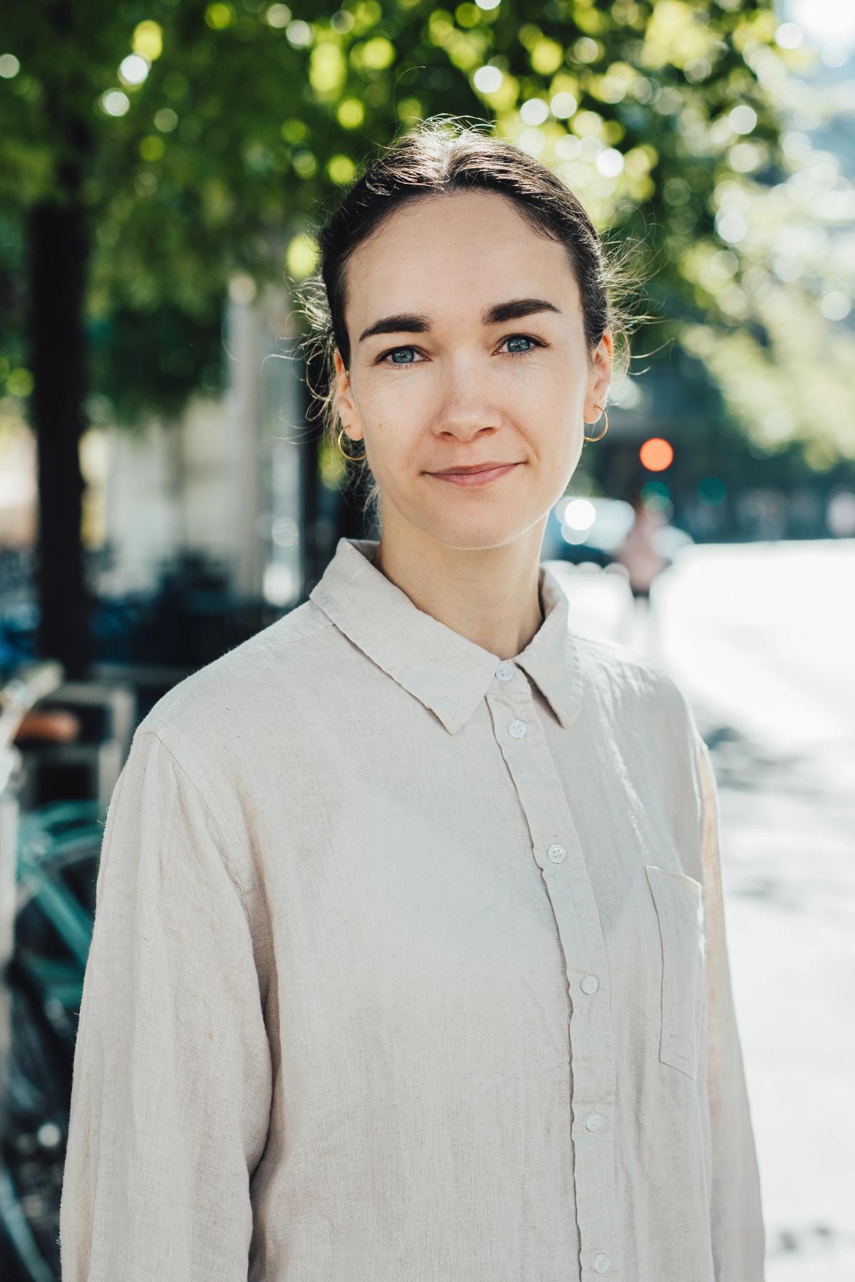 Sofie Thomassen står utendørs