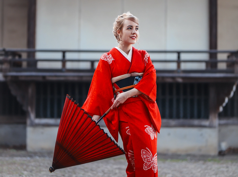 Renate i rød kimono og rød paraply