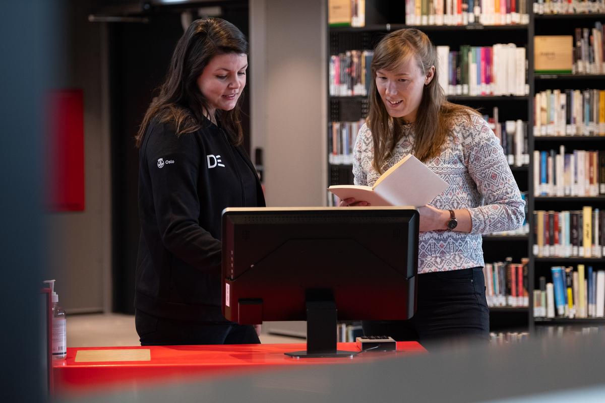 Terese snakker med en testbruker på Deichman