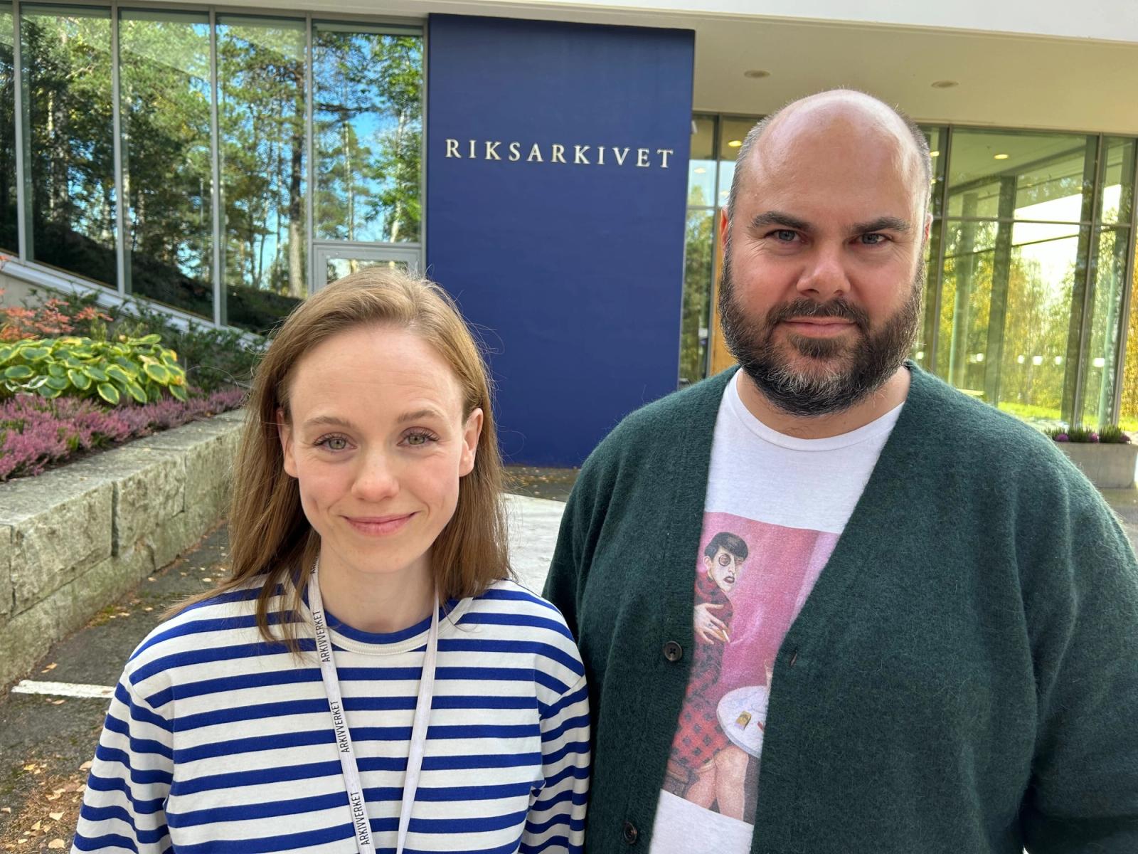 To ansatte foran Riksarkivet i Oslo