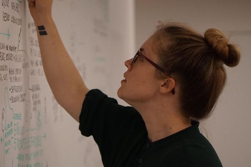 Ragnhild tegner på whiteboard