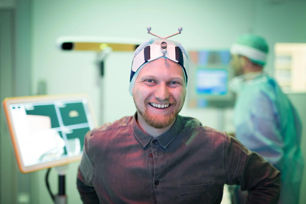 Jonas på sykehus med stativ på hodet.