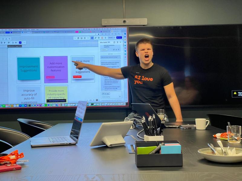 Øyvind Rage holder en presentasjon og peker på skjermen.