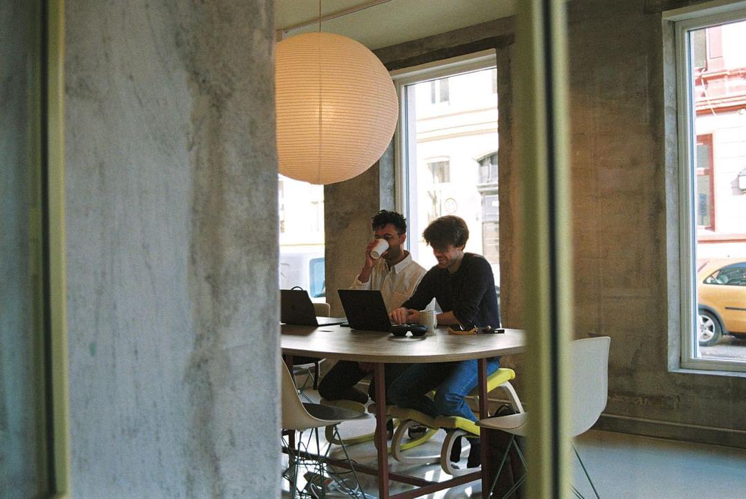 Fire menn står innendørs