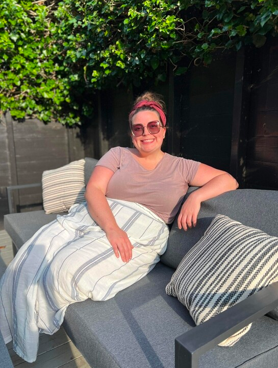 Mann med rødt hår og skjorte