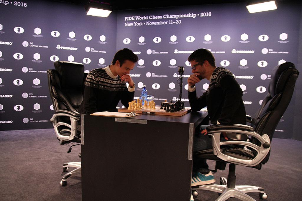 Martin og Arkus sitter og spiller sjakk.