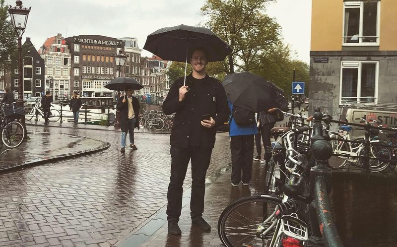 Aleksander på gata med paraply