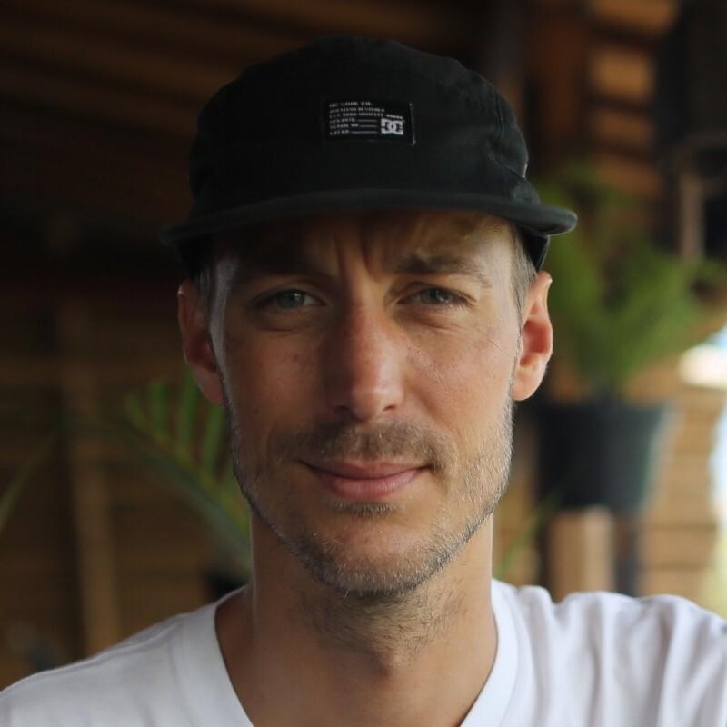 Mann med caps