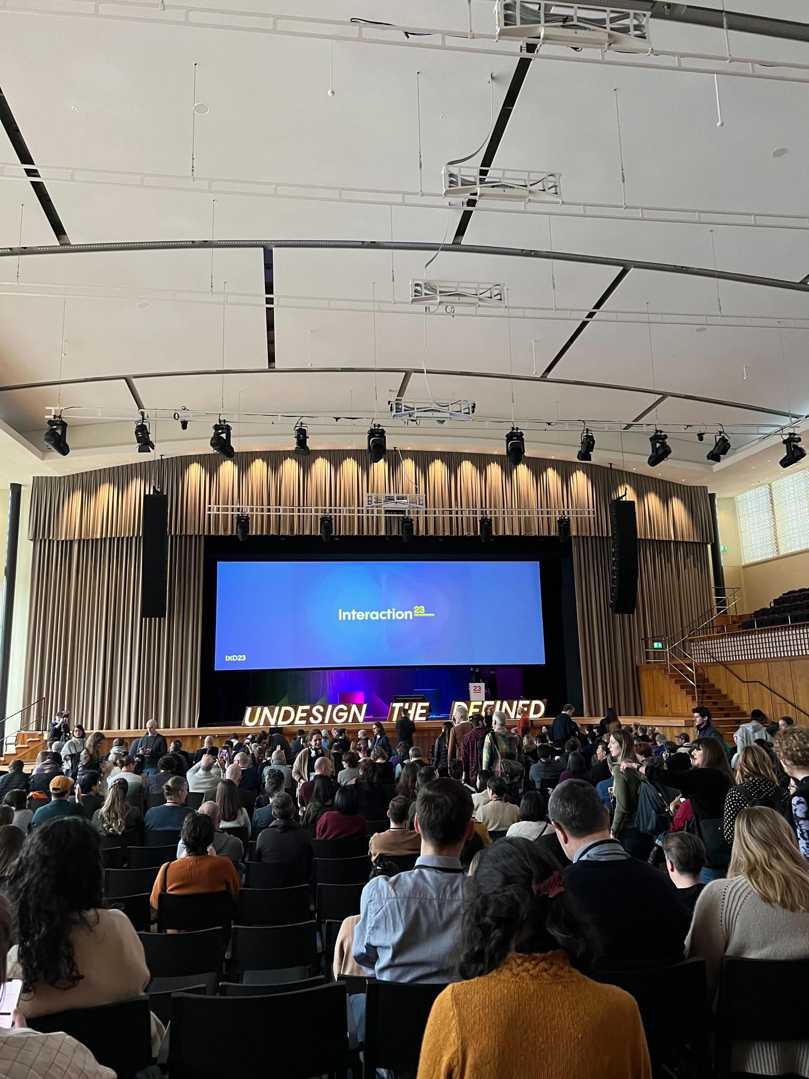 Sal full av publikum under konferansen