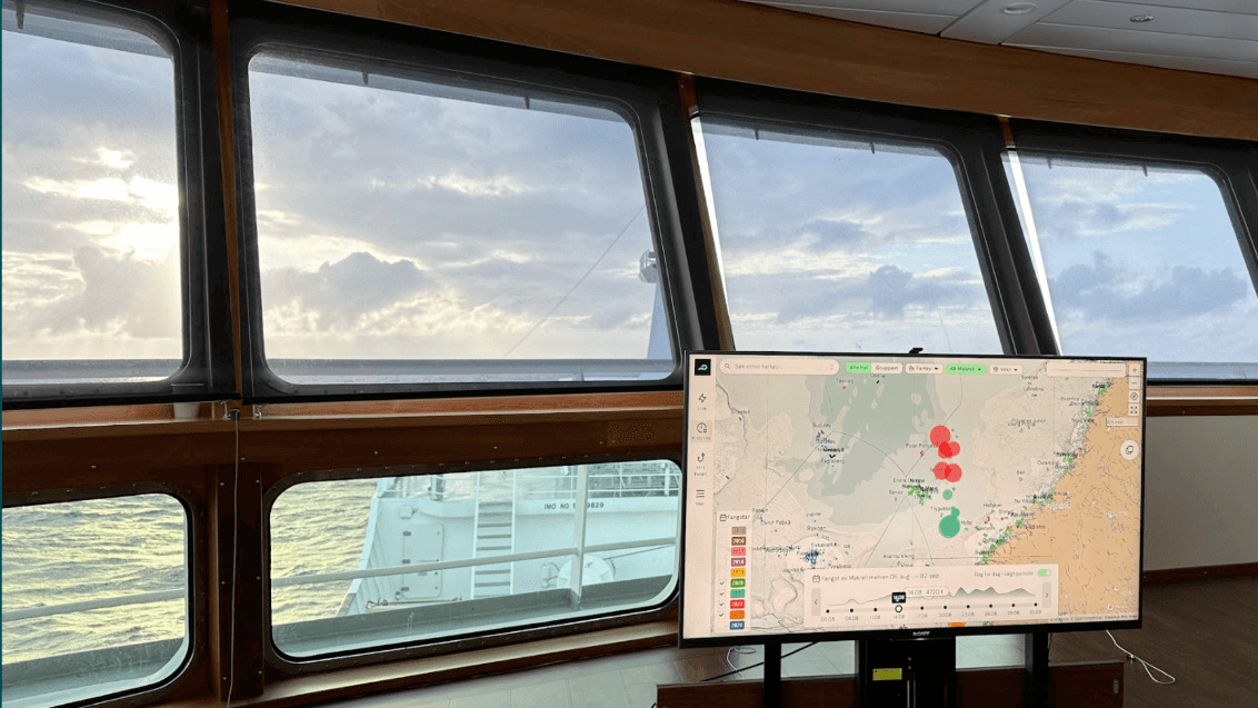 En skjerm står på en skipsbro.