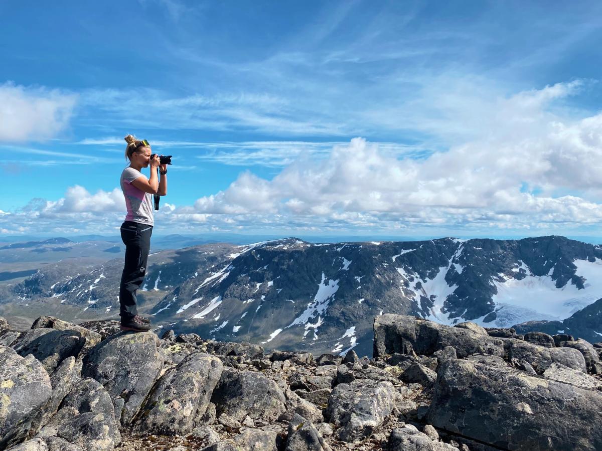 Elisabeth tar bilder på et fjell