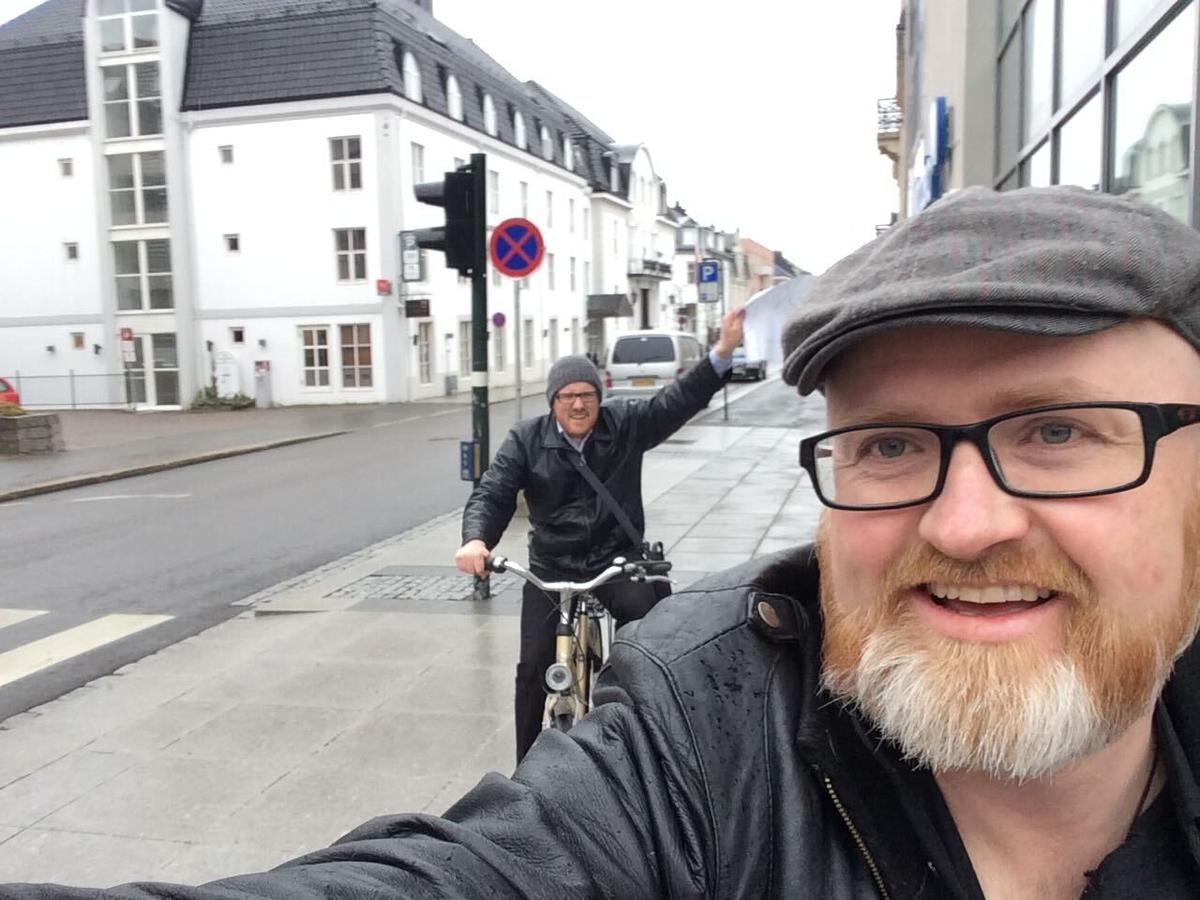 HÃ¥vard og KÃ¥re sykler i Sandefjord.