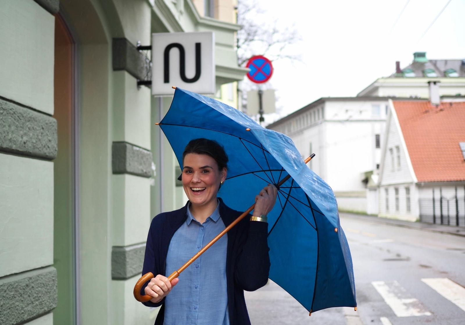 Elizabeth Bovoli med paraply utenfor Netlife sitt kontor i Bergen.