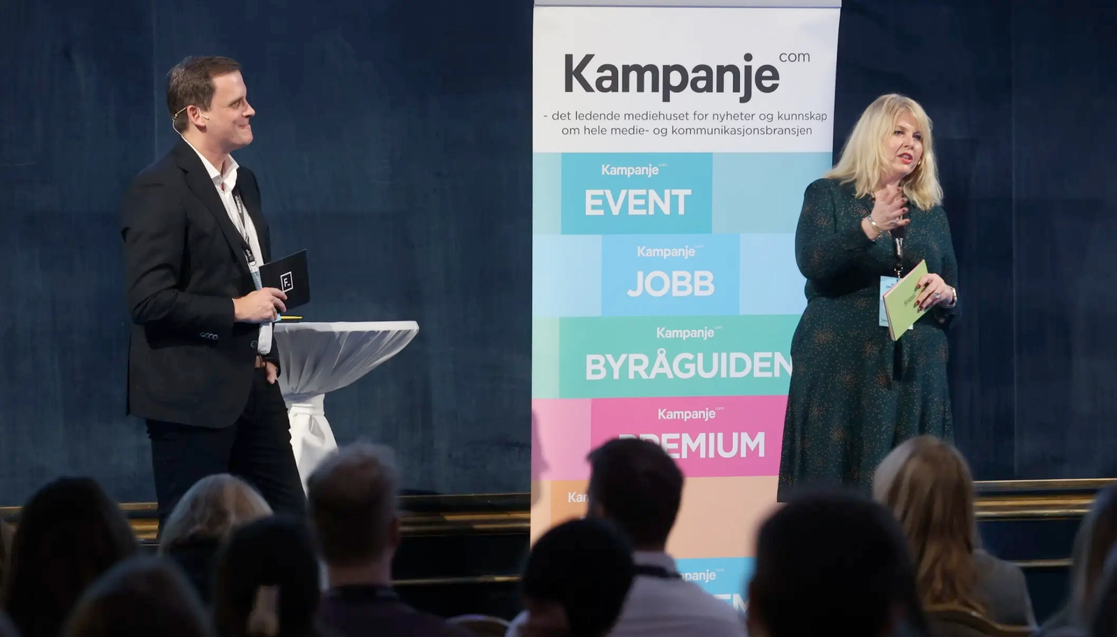 Hans Huseklepp og Ann-Kristin Hansen står på en scene