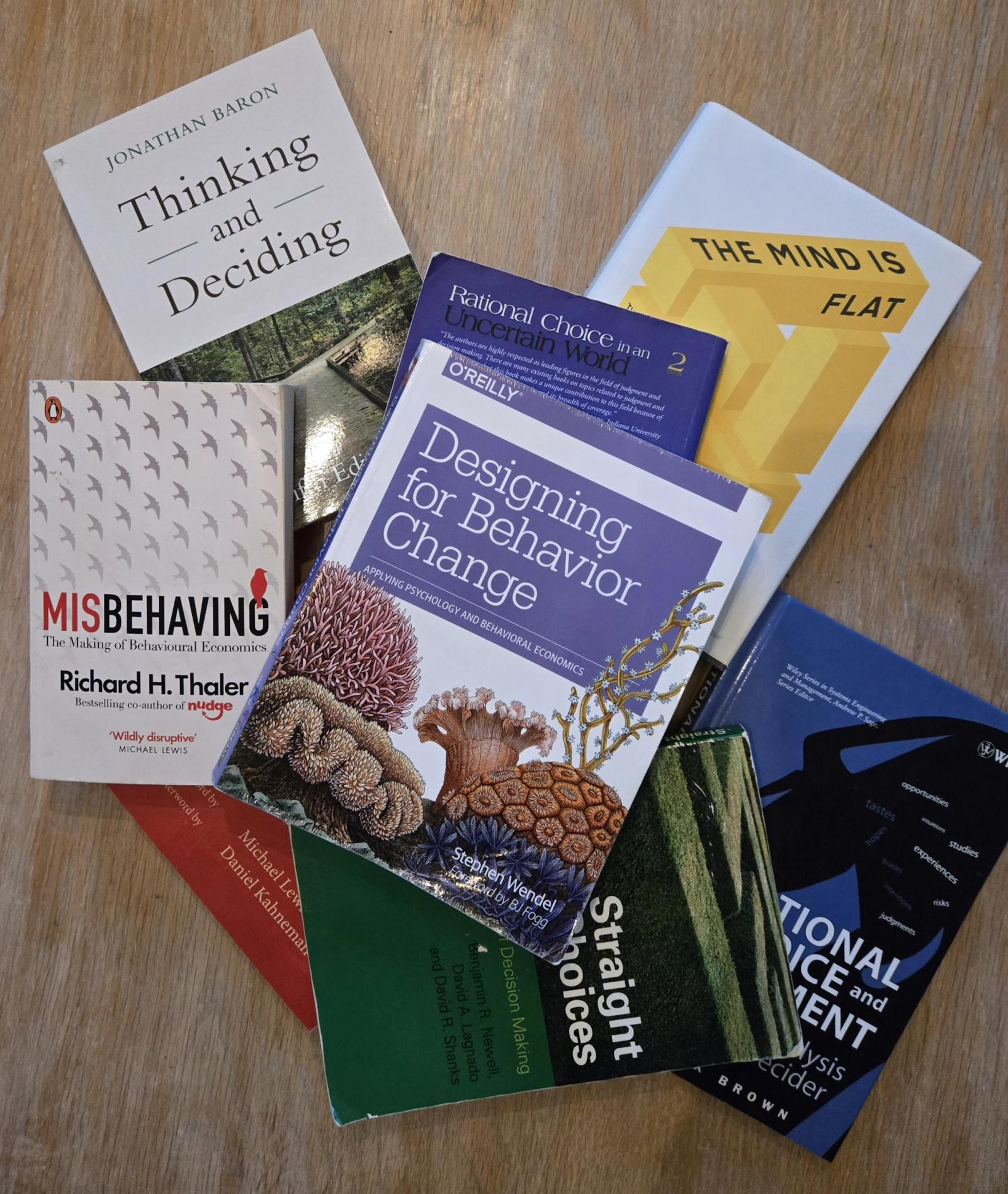 Bildet av fagbøker som ligger strødd utover et bord