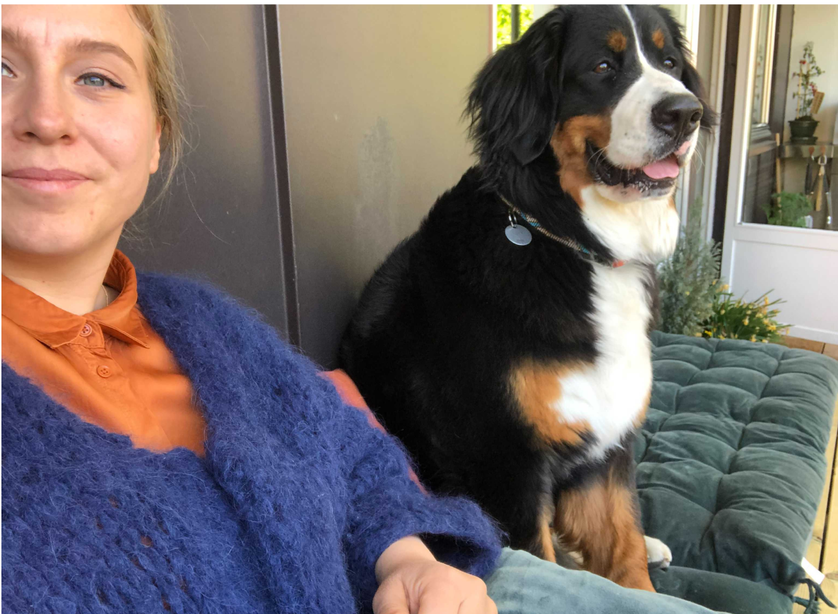 Maria og Hera sitter på en benk