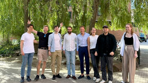 Mennesker står ute.