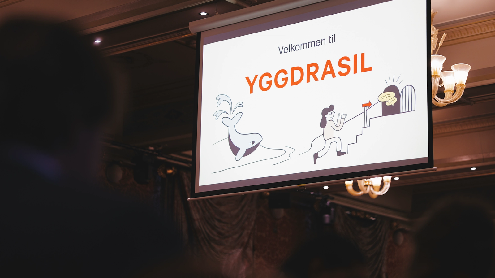 Lerret med Yggdrasil-logoen henger fra taket.
