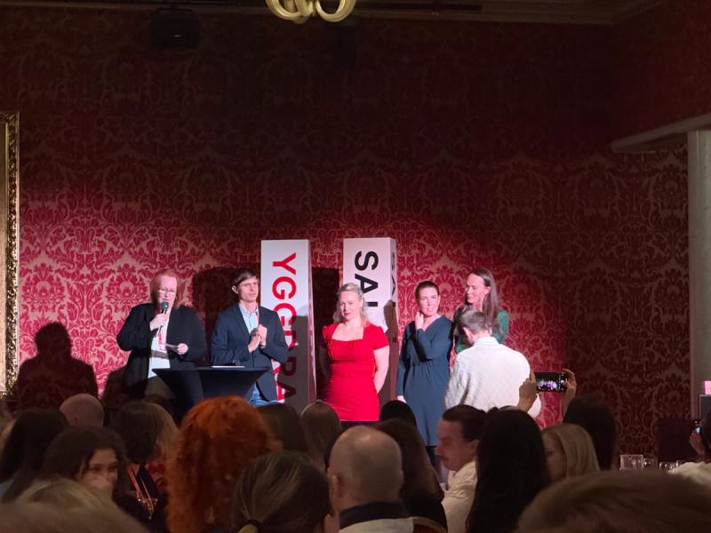 Mennesker står på en scene