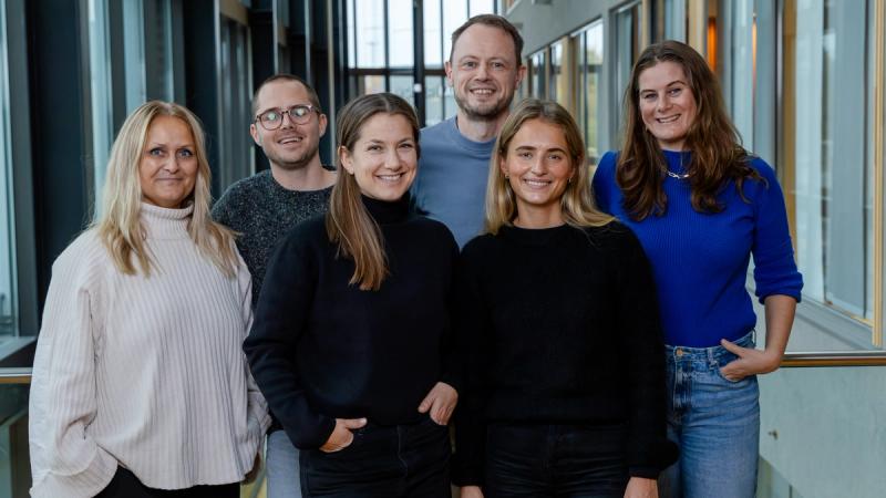 4 damer og 2 menn står oppstilt
