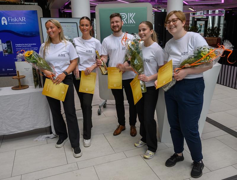 Fem studenter med blomster