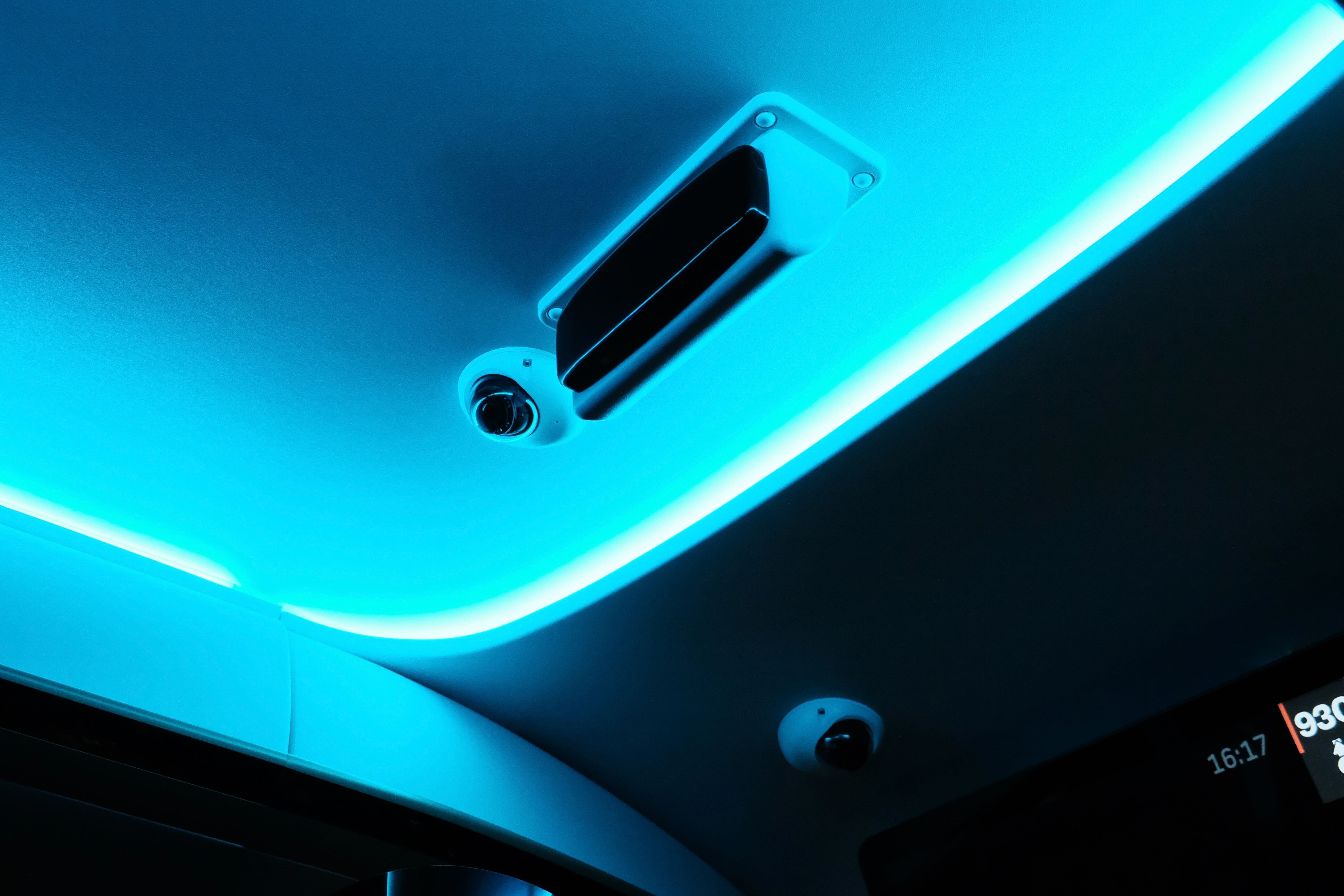 Folk går på en buss ved et busstopp