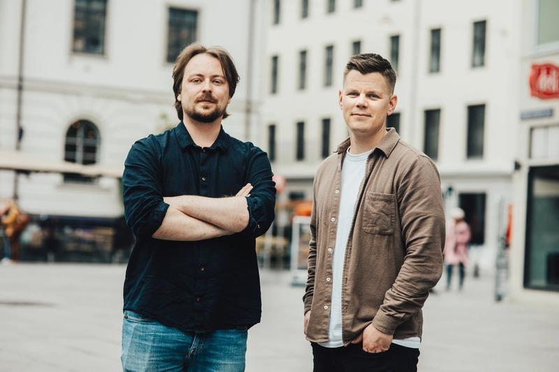 Gustav Refsnes og Nikolai Løyning står ute.