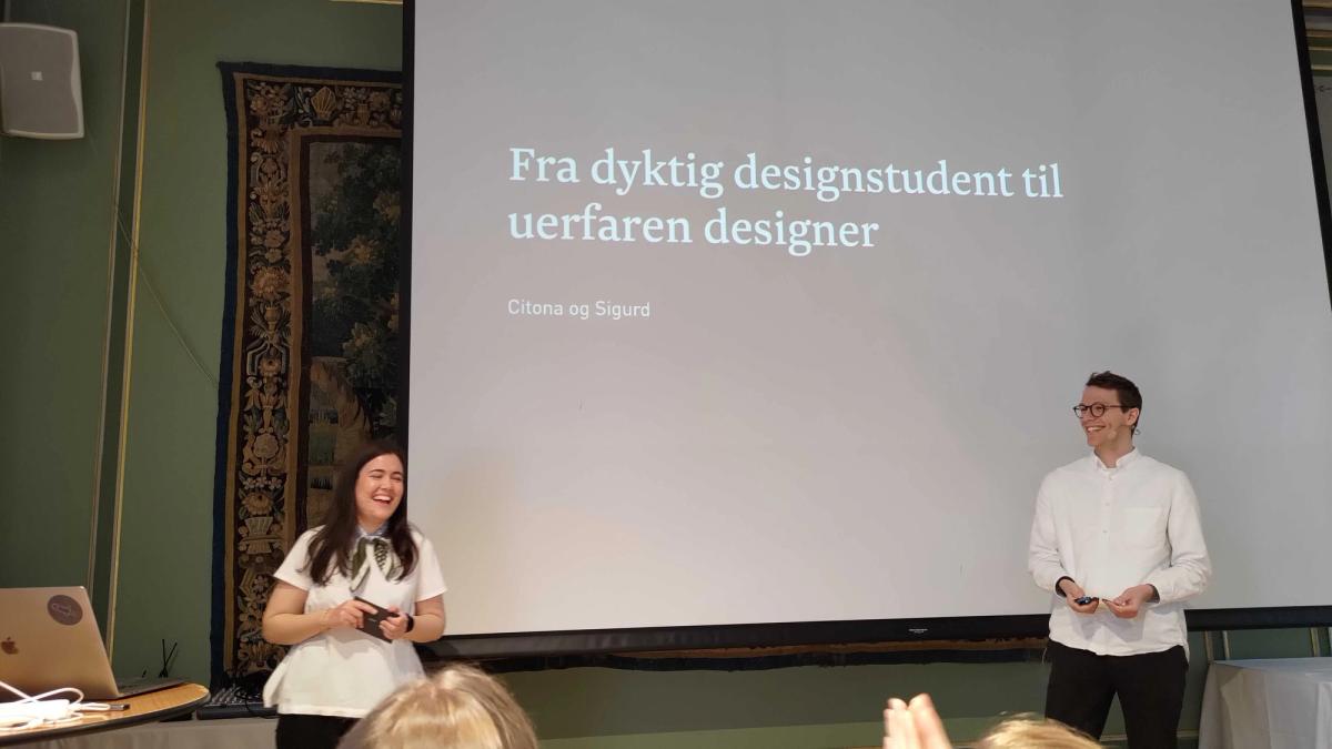 Citona og Sigurd står foran lerret og presenterer.