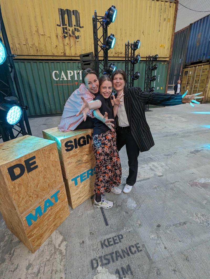 Tre kvinner med brunt hår