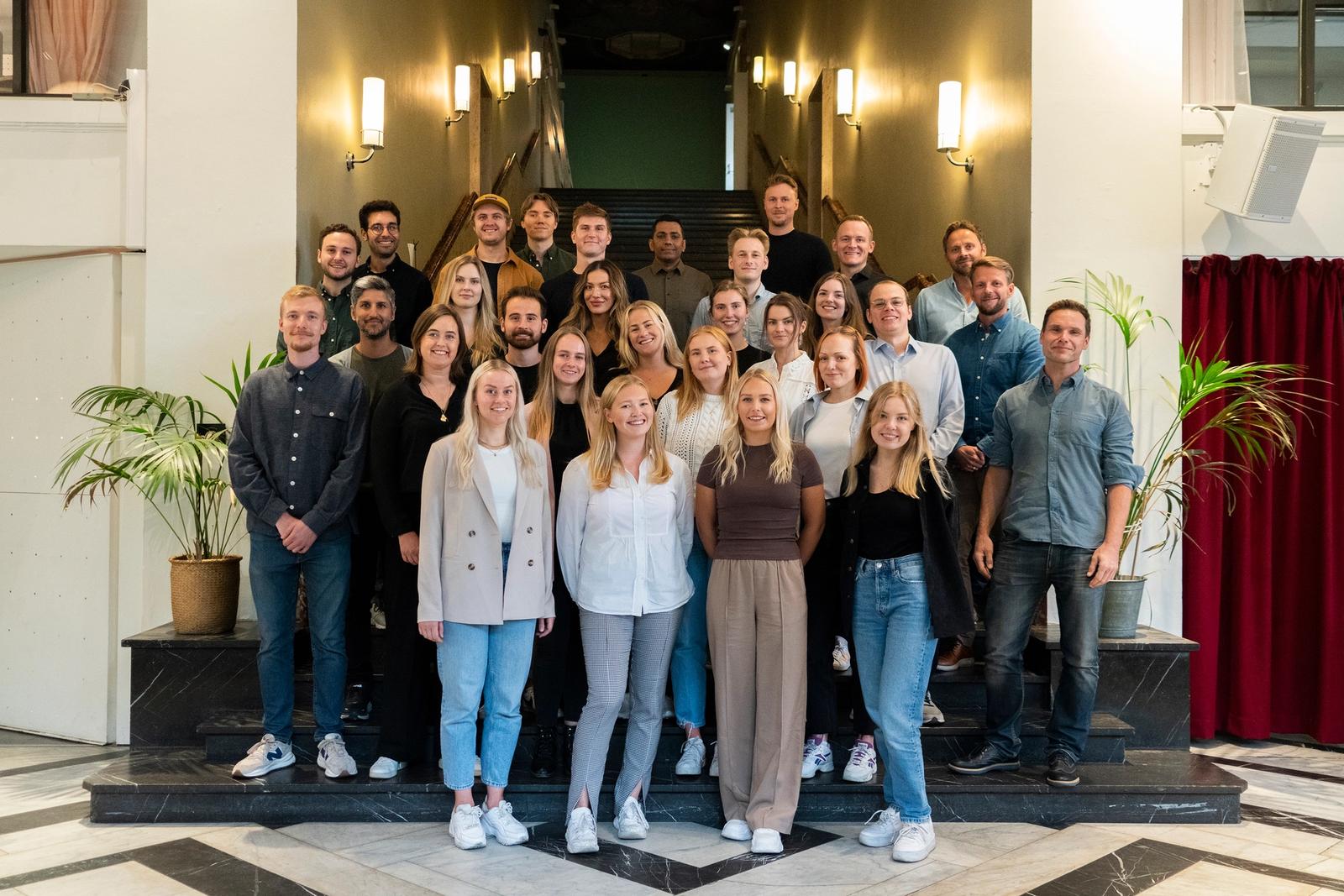 Nyansatte står oppstilt i trappen