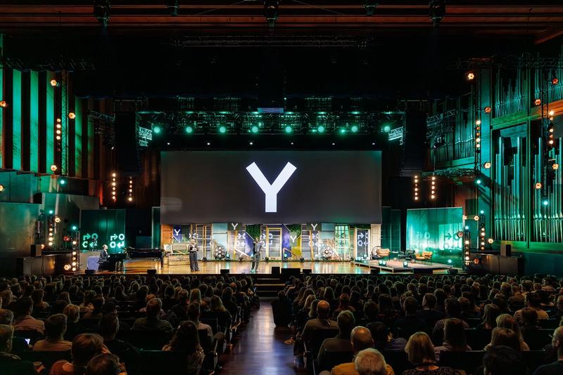 Scenen på Y Oslo med stor Y-logo og mennesker i publikum