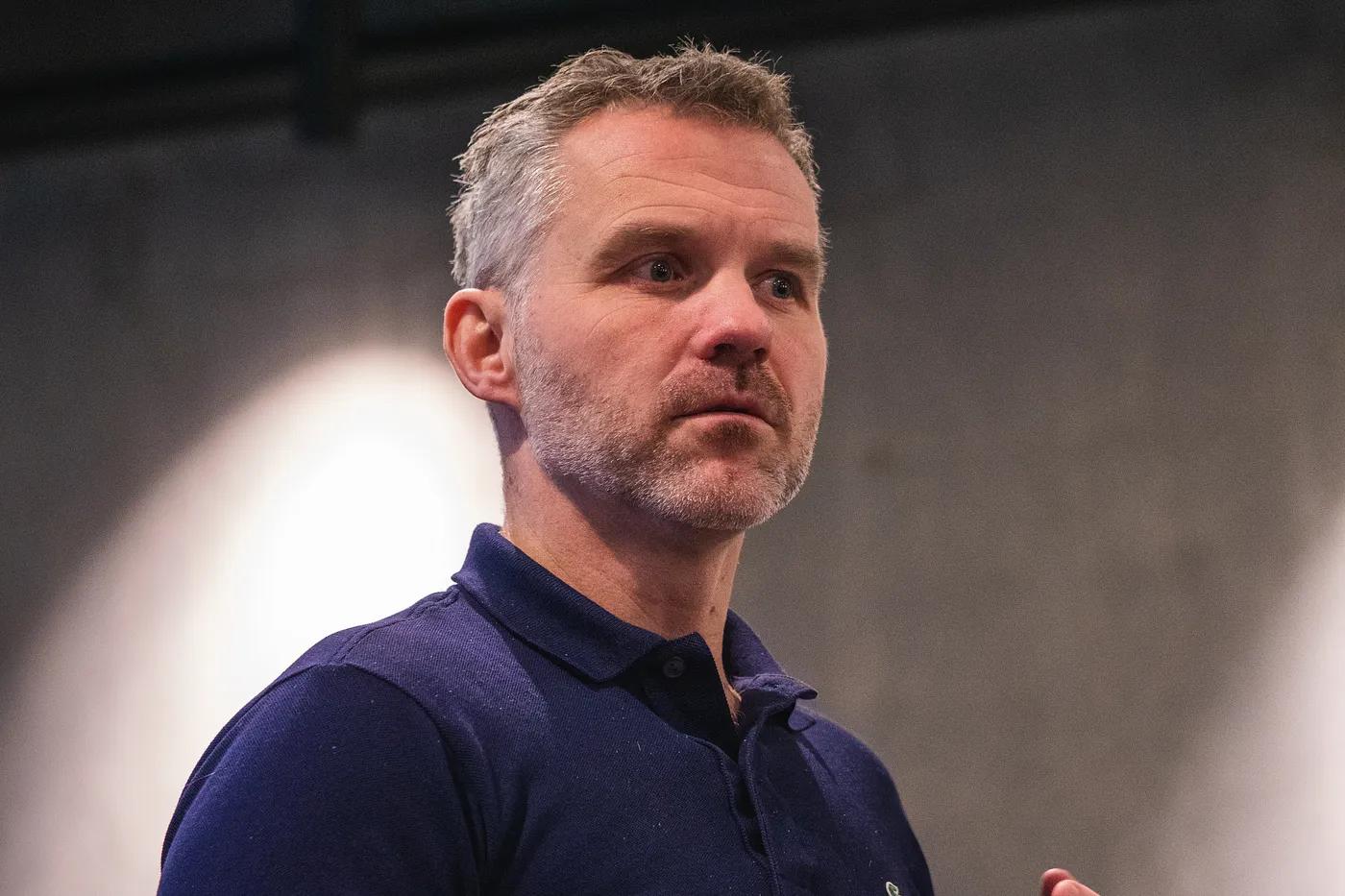 Mann med grått hår og trist uttrykk