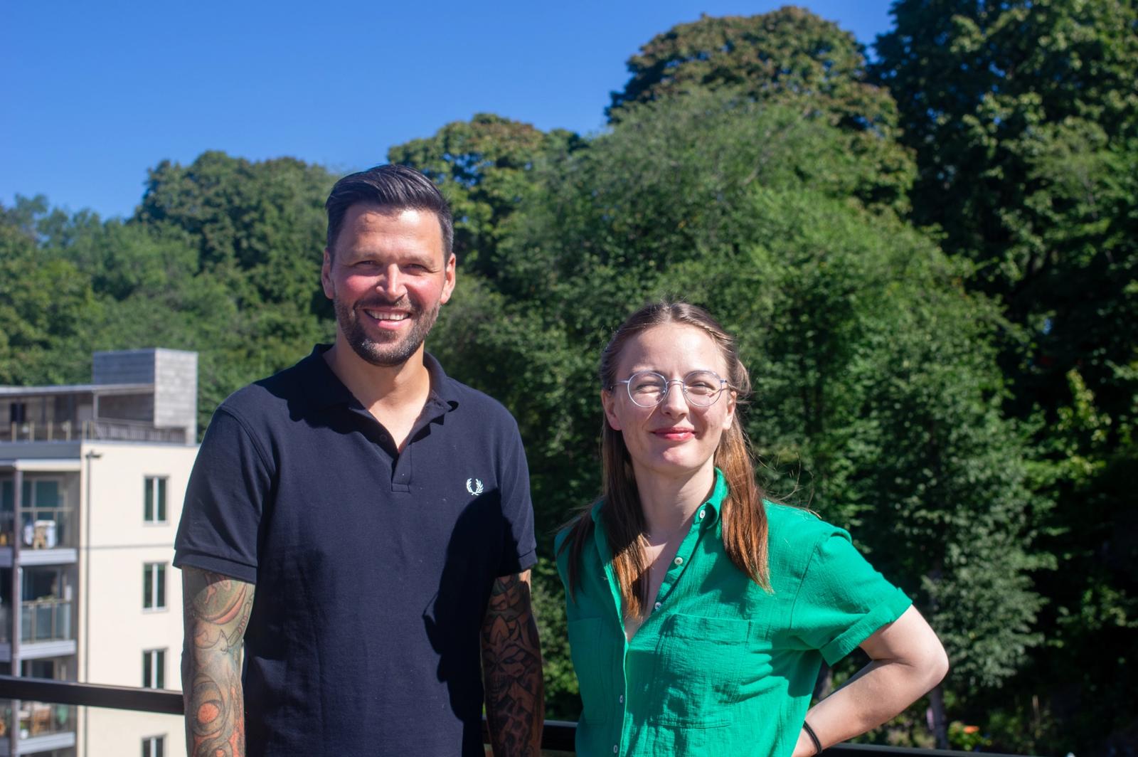 En mann og en kvinne står utendørs.