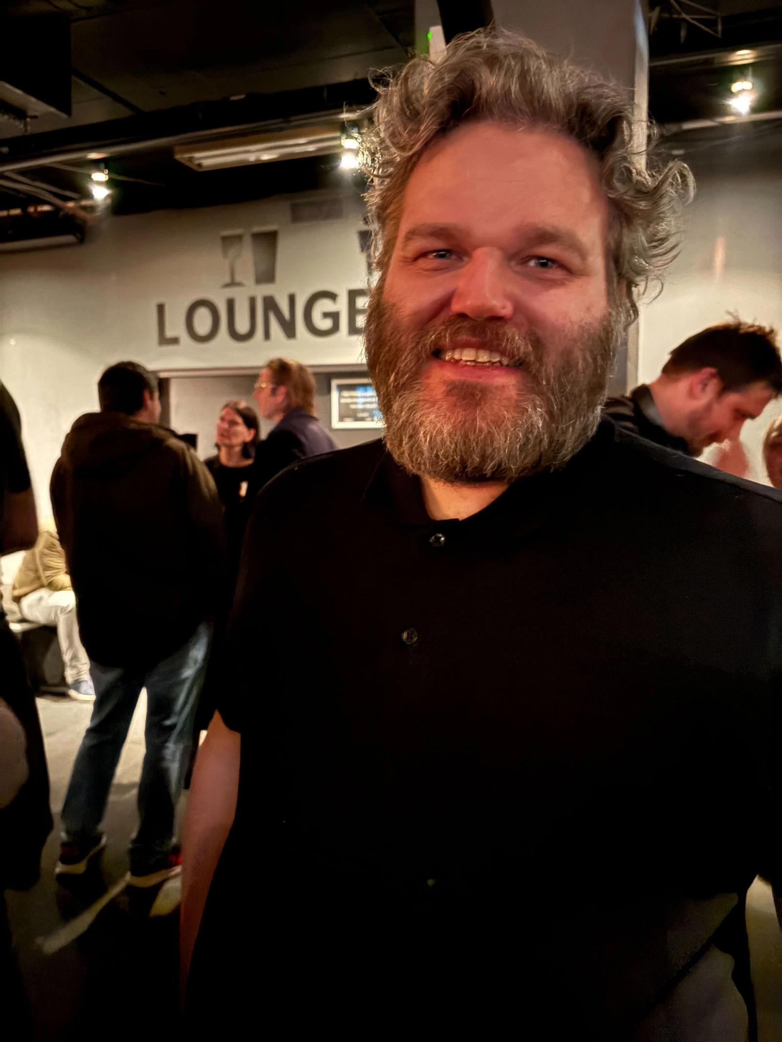 Mann med skjegg og fall i håret.
