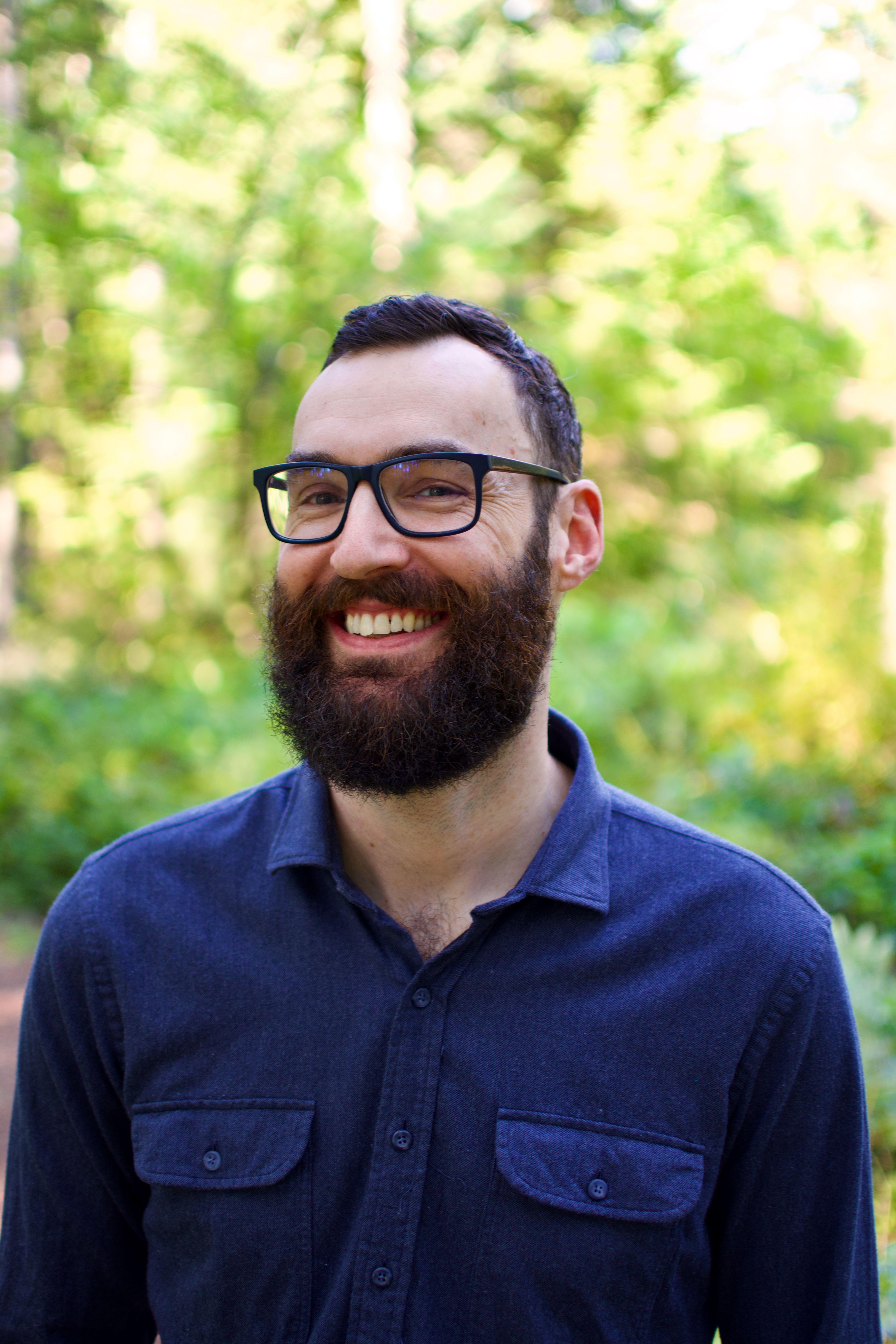 Mann med skjegg og briller.