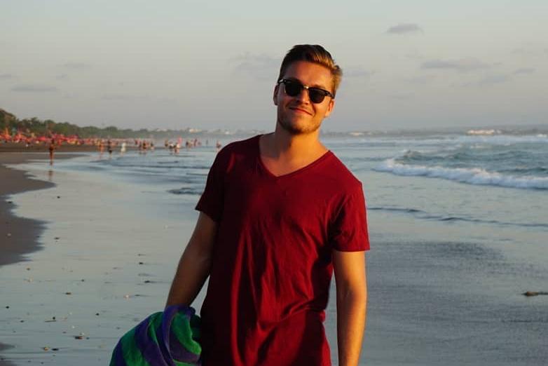 Mathias går på en strand