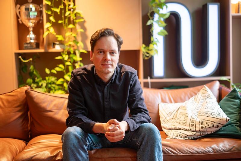 Mann foran Netlife-logo