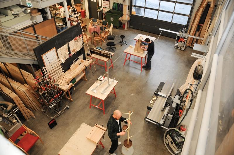 Bilde i fugleperspektiv av et verksted hvor det jobbes med trevarer.