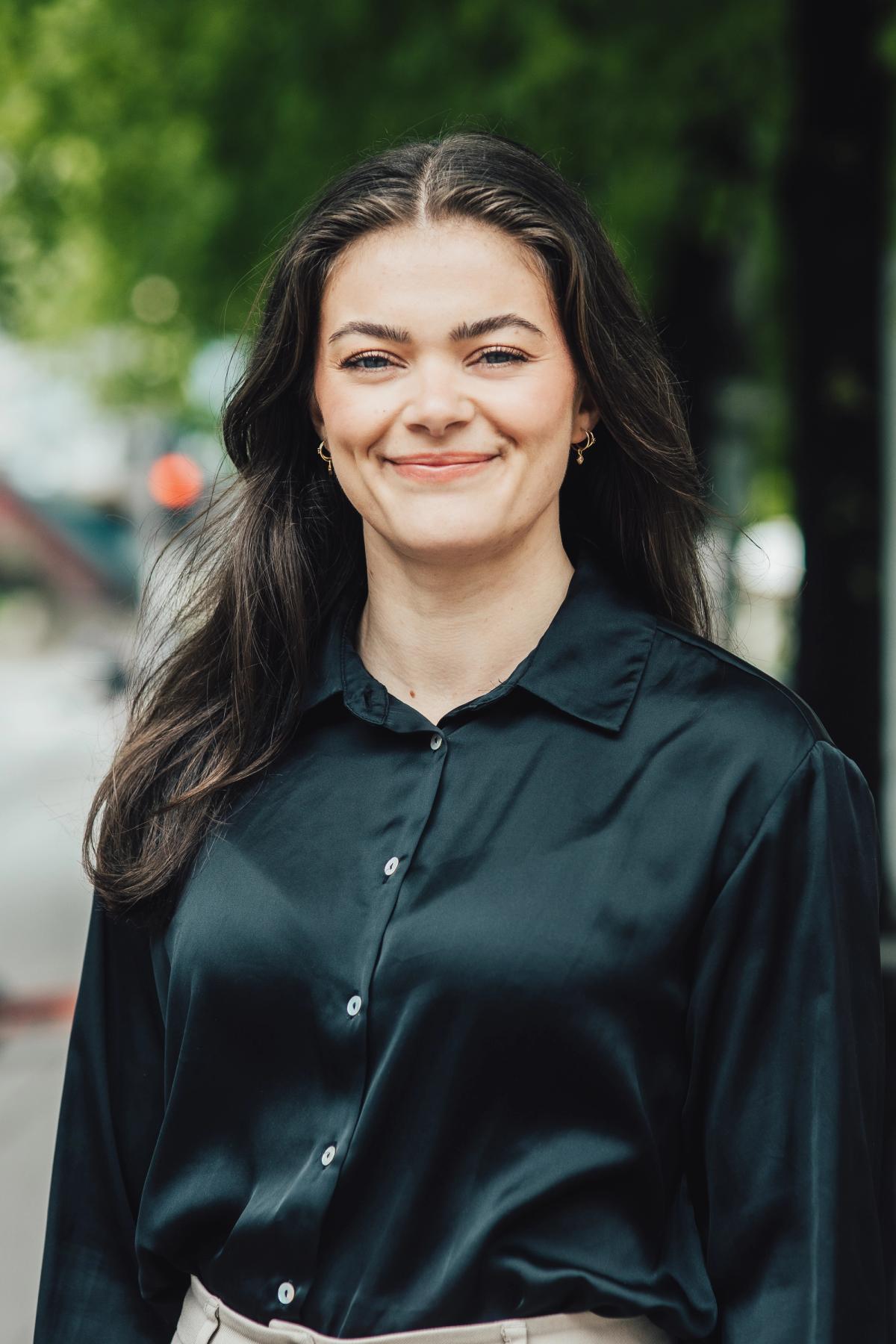 Agnes Floa står utendørs.
