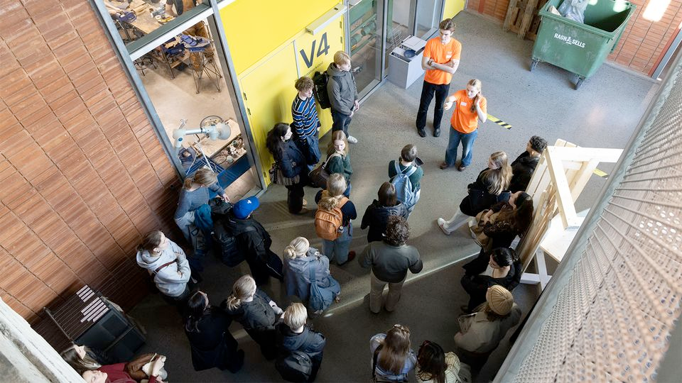 Fugleperspektiv av mennesker som står samlet ute