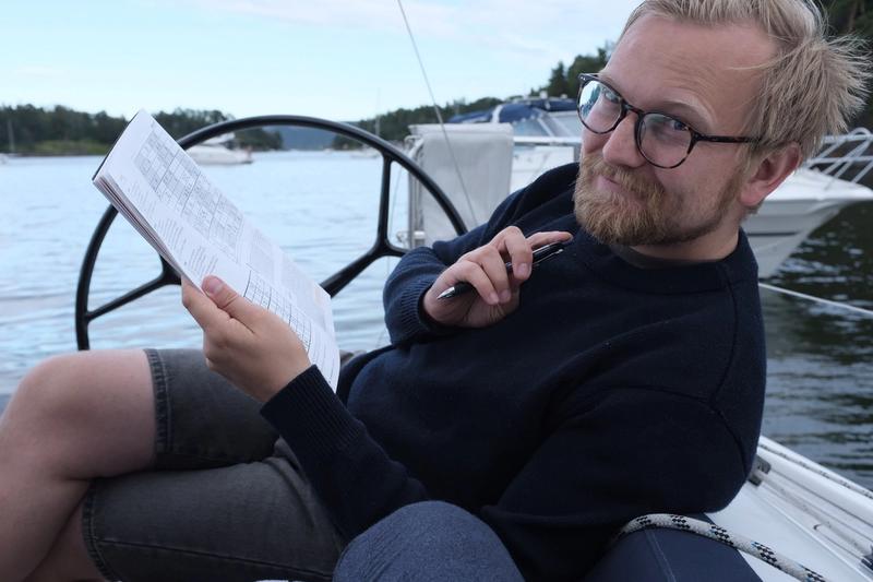 Jonas Asheim sitter i en båt