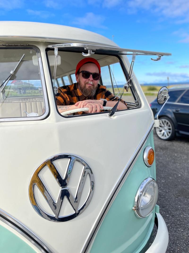 Kim Skjold titter ut av vinduet på bilen sin.