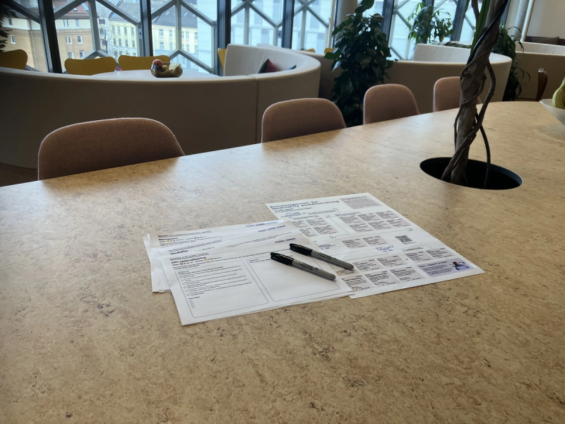 Bord med ark og tusjer